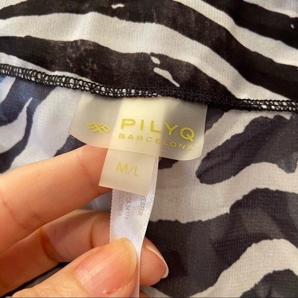 PILYQ Barcelona African Rays Embellished Tunic M/L - Picture 3 of 10